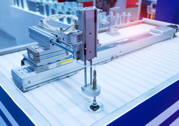Roboter pneumatische Kolbensauganlage auf Industriemaschine, Automatisierung Druckluft Fabrikproduktion - Foto, Bild