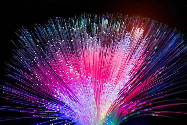 Волоконно-оптичний мережевий кабель на технологічному фоні
 - Фото, зображення