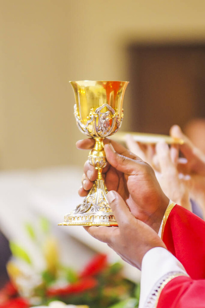 чаша с вином, освященная кровью воскресшего Христа, готовая к общению верующих во время мессы
 - Фото, изображение