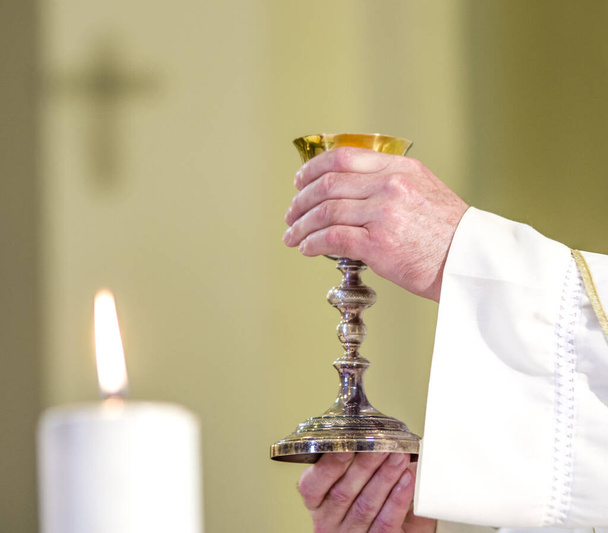 calice au vin, consacré dans le sang du Christ ressuscité, prêt pour la communion des fidèles lors de la messe
 - Photo, image