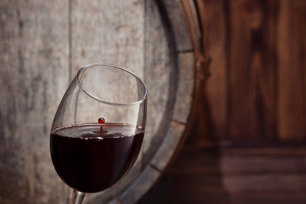 Красное вино в стакане - Фото, изображение