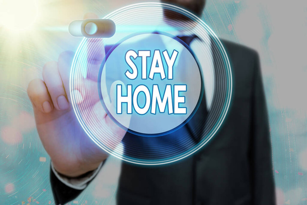 Konceptualny rękopis pokazujący Stay Home. Biznesowe zdjęcie tekst nie wychodzić do działalności i pobyt w domu lub domu. - Zdjęcie, obraz