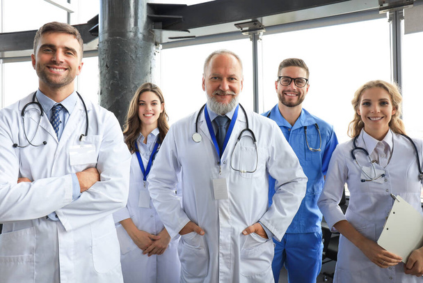 Grupa szczęśliwych lekarzy w korytarzu szpitalnym, portret - Zdjęcie, obraz