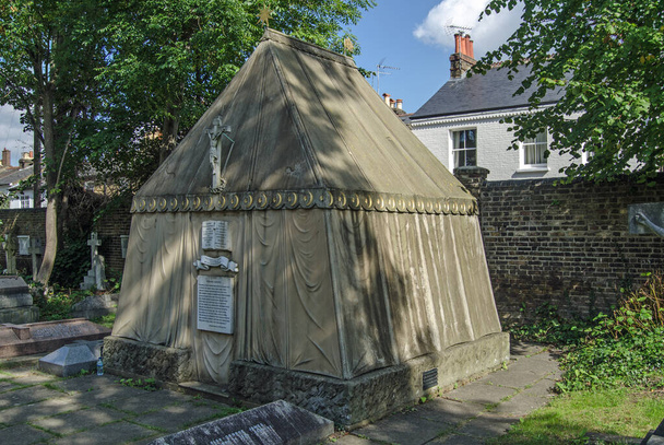 LONDON, Wielka Brytania - WRZESIEŃ 20, 2015: Grób w kształcie namiotu słynnego wiktoriańskiego odkrywcy Sir Richarda Burtona na cmentarzu kościoła rzymskokatolickiego św. Marii Magdaleny w Mortlake w zachodnim Londynie. Zbudowany w 1890 roku. - Zdjęcie, obraz