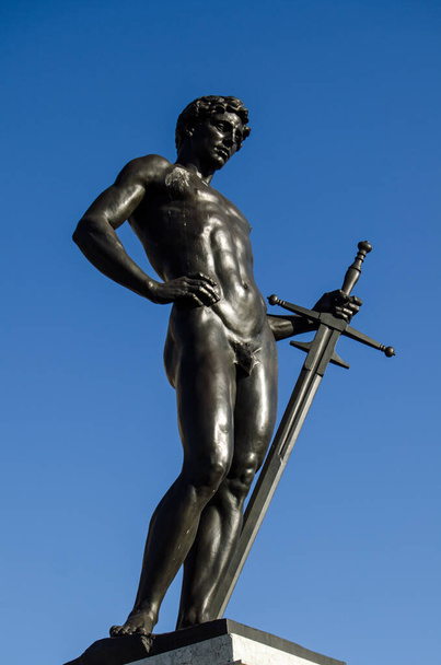 La estatua de Boy David en la parte superior del Machine Gun Corps Memorial en el Hyde Park Corner de Londres. Esculpido por Francis Derwent Wood y presentado en 1925 en memoria de los muertos en la Primera Guerra Mundial
.   - Foto, imagen
