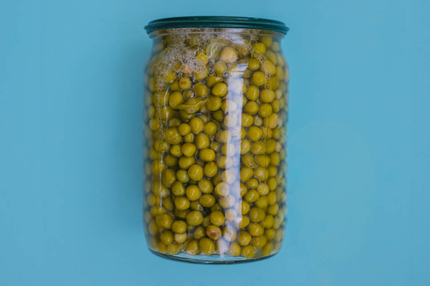 Canned green peas on a blue background.Food for donations.Food aid.Food delivery. - Foto, immagini