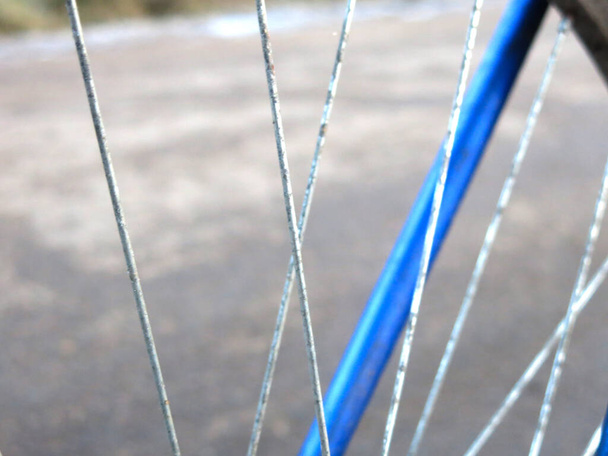 blue Bicycle tire with iron spokes - Фото, зображення