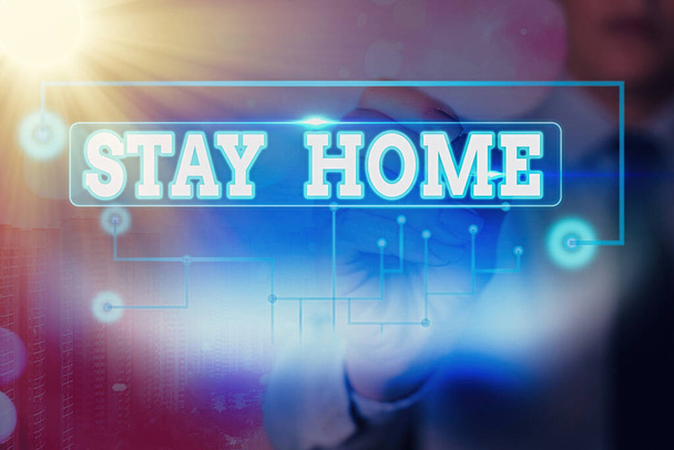 Текстовий знак, що показує "Залишайся вдома". Концептуальні фотографії не виходять на активність і залишаються всередині будинку або будинку
. - Фото, зображення