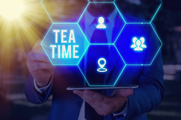 Sana kirjoittaa tekstiä Tea Time. Liiketoiminnan käsite iltapäivällä, kun jotkut osoittavat syödä pienen aterian
. - Valokuva, kuva