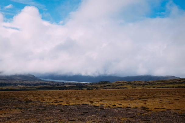 laavapellot ja sumupilvet piilottavat vuoria Islannissa kesällä
 - Valokuva, kuva