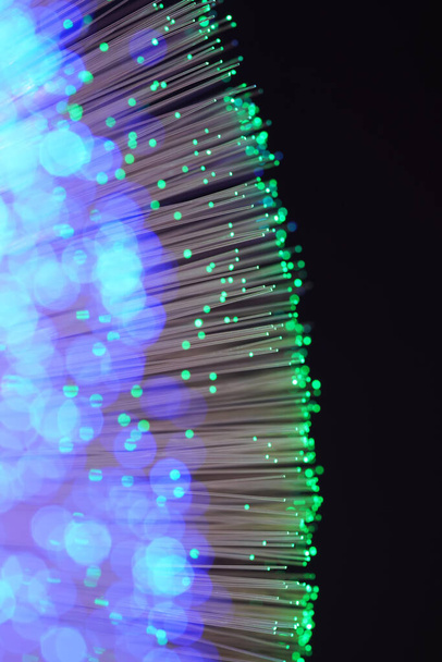 Καλώδιο δικτύου οπτικών ινών σε φόντο τεχνολογίας - Φωτογραφία, εικόνα