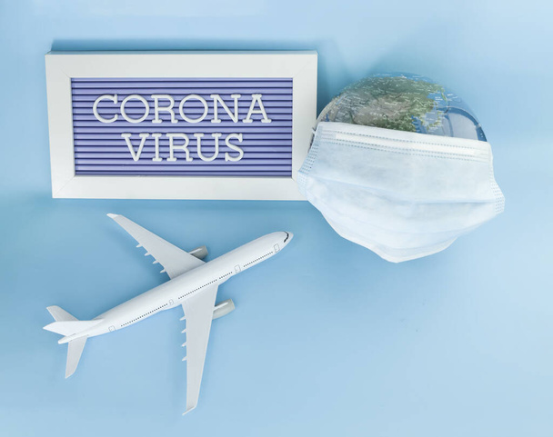 Repülő- és földmodell, légzőszervi védelem, orvosi maszkminták. A koronavírus fogalma, COVID-19 világjárvány, globális karantén - Fotó, kép