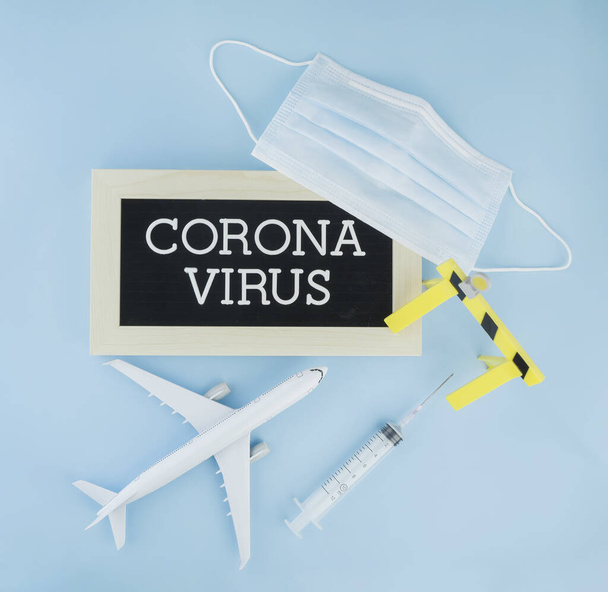 Μοντέλο αεροπλάνου, αναπνευστικές προστατευτικές ιατρικές μάσκες και λέξη του coronavirus, έννοια του coronavirus, COVID-19 πανδημία, παγκόσμια quarantin - Φωτογραφία, εικόνα