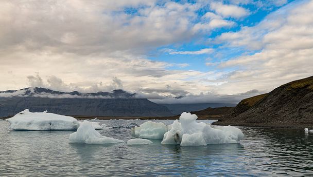 Голубые айсберги в ледниковой лагуне Джоколсарлон (Исландия)) - Фото, изображение