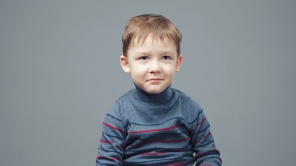 Відео маленького нудного чотирирічного хлопчика
 - Кадри, відео