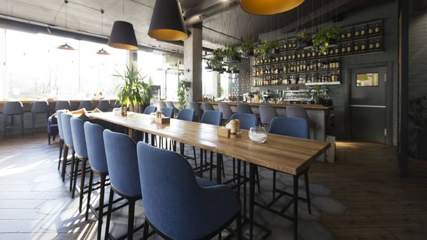 Offene Holztheke mit Alkohol in den Regalen eines modernen Cafés - Foto, Bild