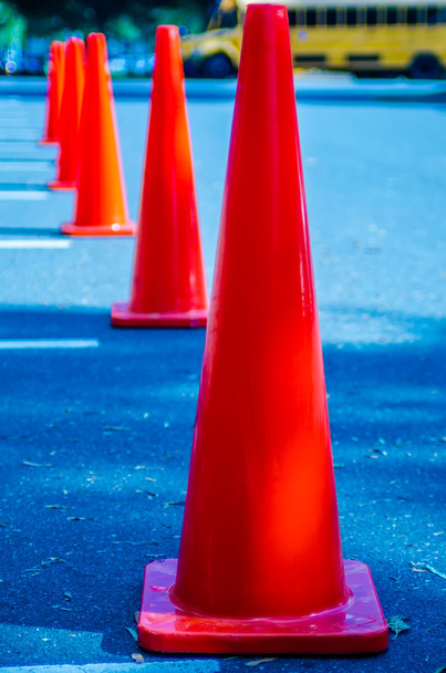 cones de tráfego no espaço de estacionamento vazio
 - Foto, Imagem