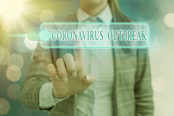 Pisanie tekstu o epidemii koronawirusów. Koncepcja biznesowa dotycząca chorób zakaźnych spowodowanych nowo odkrytym COVID19. - Zdjęcie, obraz