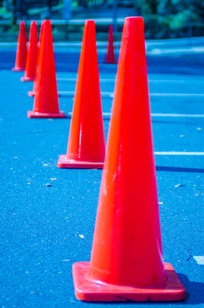 cones de tráfego no espaço de estacionamento vazio
 - Foto, Imagem