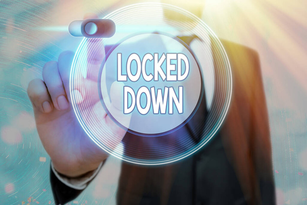 Konceptualny ręczny zapis "Locked Down". Biznesowe zdjęcie tekst awaryjny środek, który pokazuje uniemożliwia z obszaru zastrzeżonego. - Zdjęcie, obraz