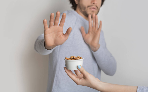 食物アレルギーの概念。男はナッツを恐れている - 写真・画像