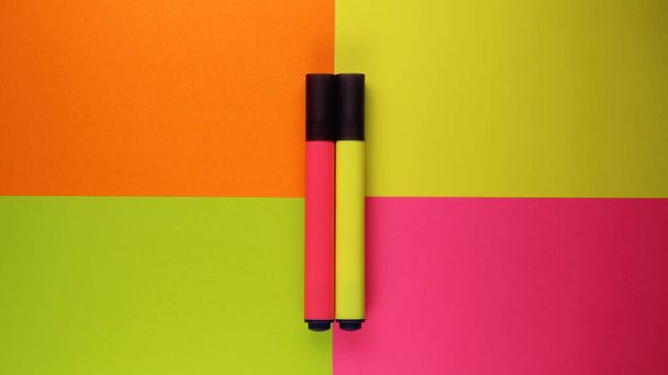 Színes markerek egy sokszínű háttér, Tapéta, kreativitás - Fotó, kép