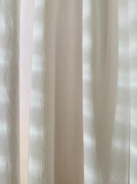 Napfény át a fehér függönyön és ablakokon a hálószobában reggel - Fotó, kép