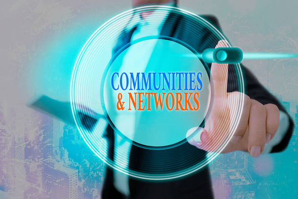 Konzeptionelle Handschrift, die Communities And Networks zeigt. Geschäftliches Foto, das die Zusammenarbeit von Lernprozessen und Praktiken der Mitglieder zeigt. - Foto, Bild