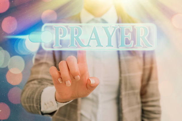 Woord dat tekst schrijft Gebed. Bedrijfsconcept voor een plechtig verzoek om hulp of dankbetuiging aan God. - Foto, afbeelding