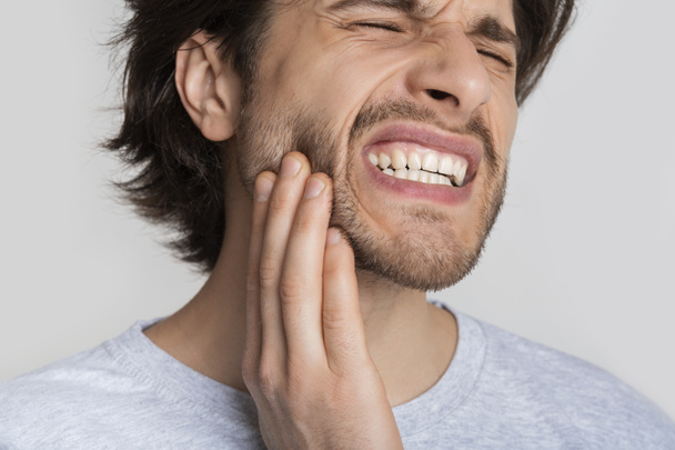 Koncept bolesti zubů. Člověk se šklebí bolestí - Fotografie, Obrázek