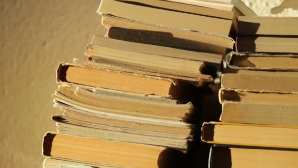 Gün ışığında bir yığın eski kitap - Video, Çekim