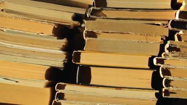 Kasa vanhoja kirjoja auringonvalossa
 - Materiaali, video