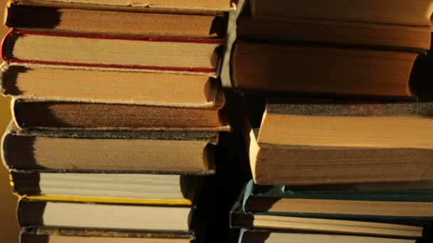 Montón de libros antiguos a la luz del sol
 - Metraje, vídeo