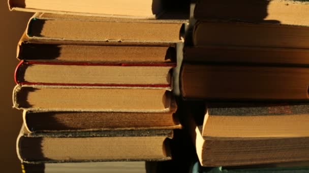 Stapel alter Bücher im Sonnenlicht - Filmmaterial, Video