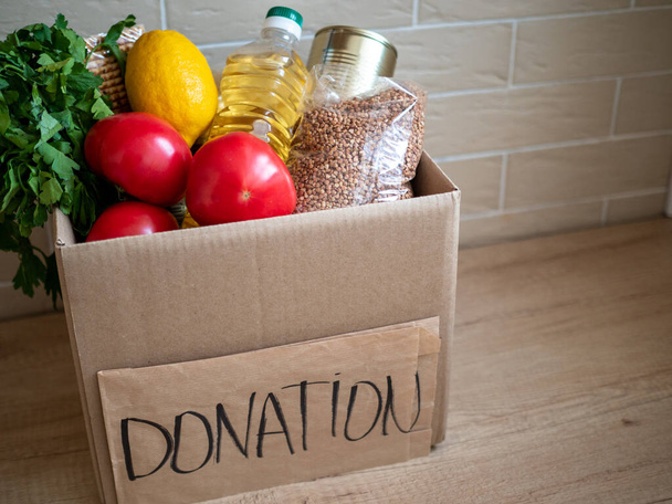 Caixa de doação com bens, conceito de ajuda de vizinhança em quarentena
 - Foto, Imagem