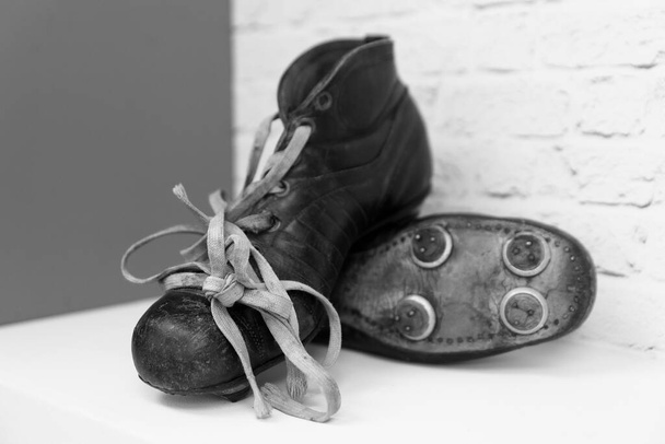 Para starych butów piłkarskich. - Zdjęcie, obraz