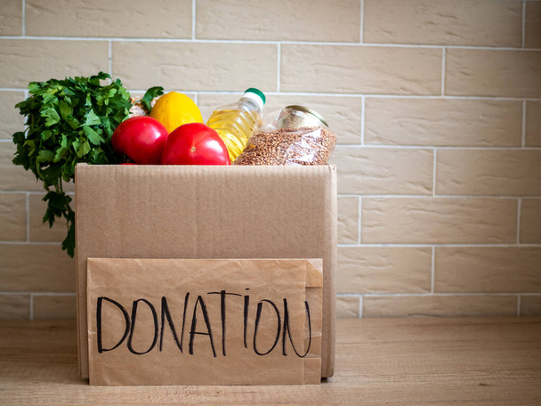 Spendenbox mit Waren, Nachbarschaftshilfe-Konzept in Quarantäne - Foto, Bild