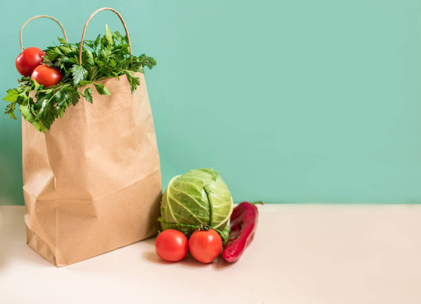 Verduras frescas, y comestibles en una bolsa de artesanía para las compras. Papel higiénico, verduras, mantequilla, leche, guiso, avena
. - Foto, imagen