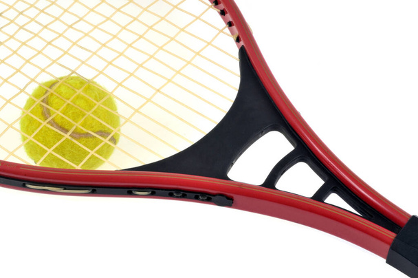 Racket és tenisz labda közelről fehér háttér  - Fotó, kép