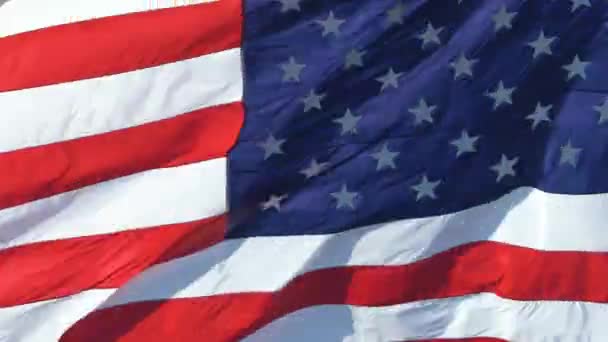 Bei starkem Wind die amerikanische Flagge schwenken - Filmmaterial, Video