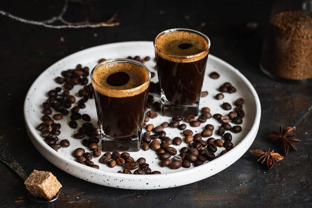 Café en vasos. Espresso sobre fondo oscuro. Estilo oscuro
 - Foto, Imagen