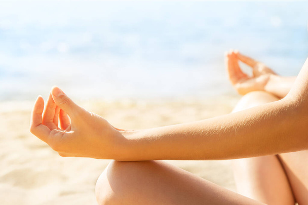 Yoga Meditation Exercise, Χαλαρωτική γυναίκα Sit on Sea Beach, Χέρια στο επίκεντρο - Φωτογραφία, εικόνα