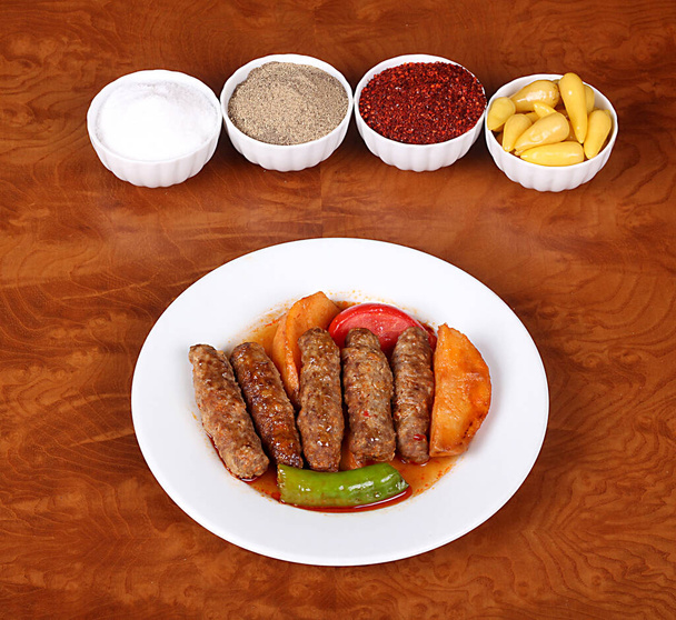 Patatesli, domatesli, biberli çok güzel İzmir köfteleri, mis kokulu Türk baharatlı beyaz tabak. - Fotoğraf, Görsel