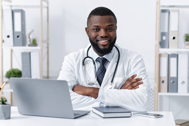 Médecin afro-américain souriant travaillant en clinique
 - Photo, image