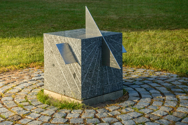 Cadran solaire en granit dans le parc Kravi Hora
. - Photo, image