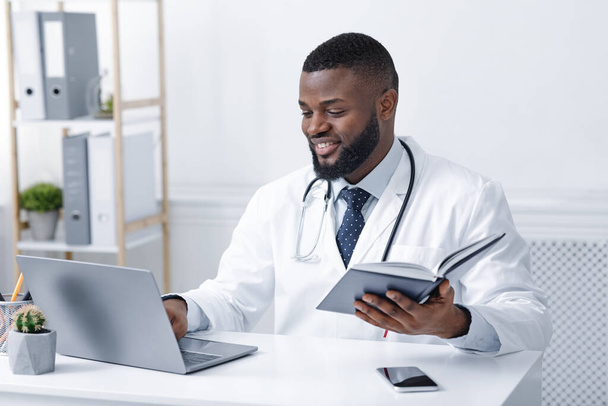 Cheery african therapist chatting with patients online - Fotó, kép