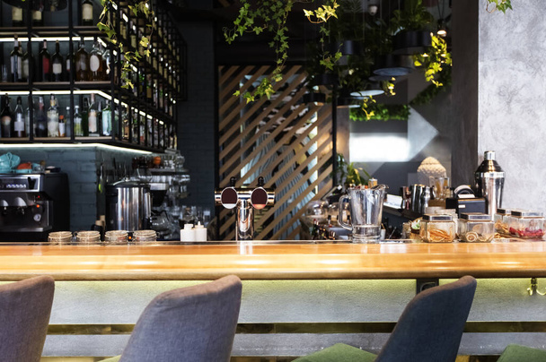 Bar bar s měkkými židlemi v kavárně bez návštěvníků - Fotografie, Obrázek