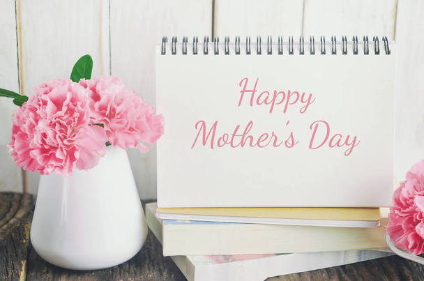 Roze anjer bloem met Happy Mother 's day tekst op wit kaartpapier met vintage toon - Foto, afbeelding