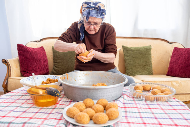 Comida tradicional turca; albóndigas rellenas, turca conocida como "icli kofte". Mujer haciendo albóndigas rellenas en casa. - Foto, imagen