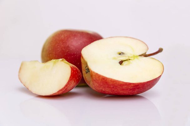 Groupe de pommes rouges juteuses sur un fond blanc.. Une alimentation saine et des aliments végétaliens. Gros plan
. - Photo, image
